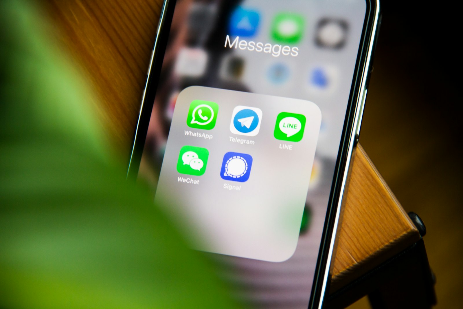 Aplicaciones de mensajería en un teléfono, entre ellas WhatsApp