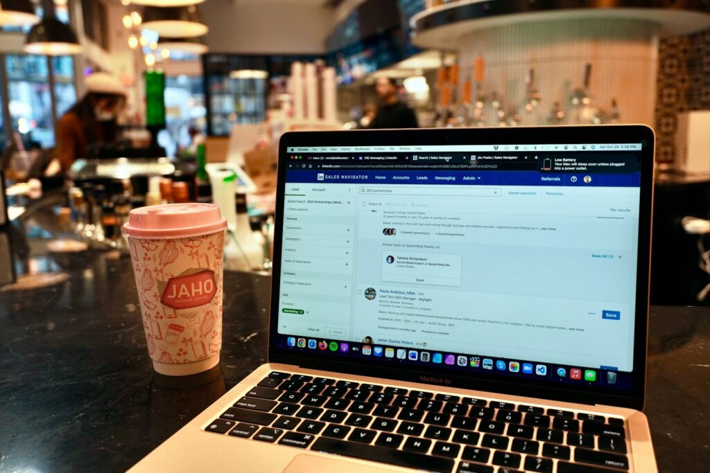 Laptop sobre una mesa para gestionar flujos de email marketing automatizado