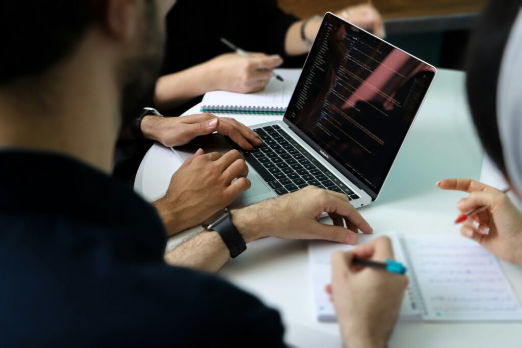 Equipo de una pyme reunido frente a una laptop revisando métricas de marketing y ventas