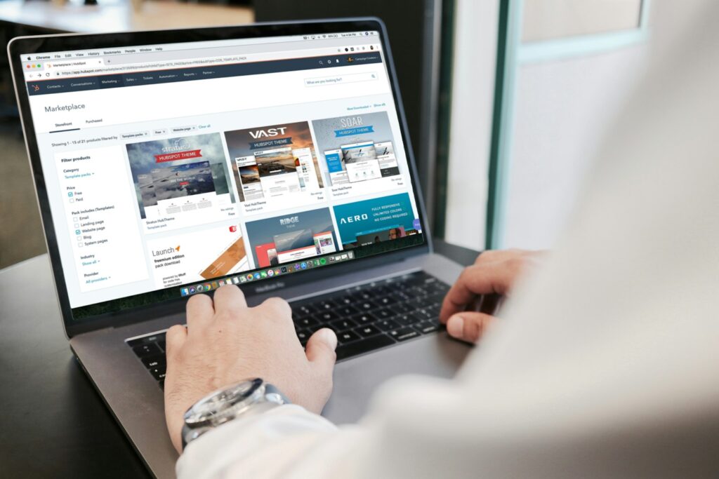 Persona usando una laptop para comparar los mejores CRM para pymes