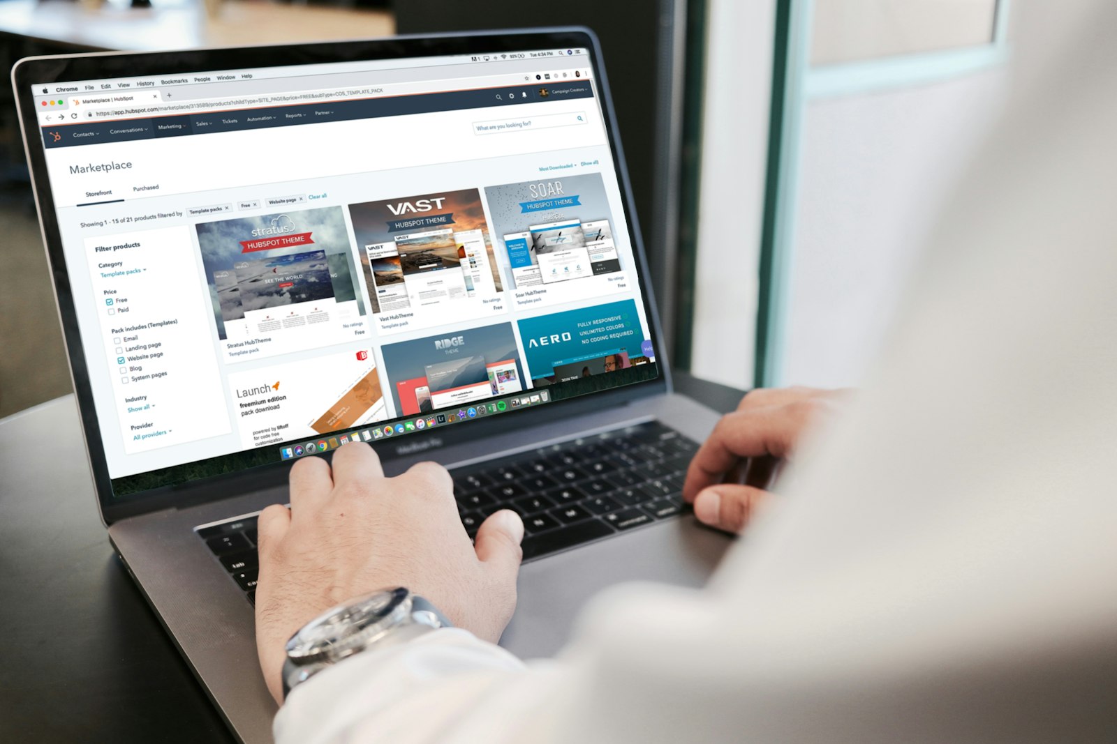 Persona usando una laptop para comparar los mejores CRM para pymes