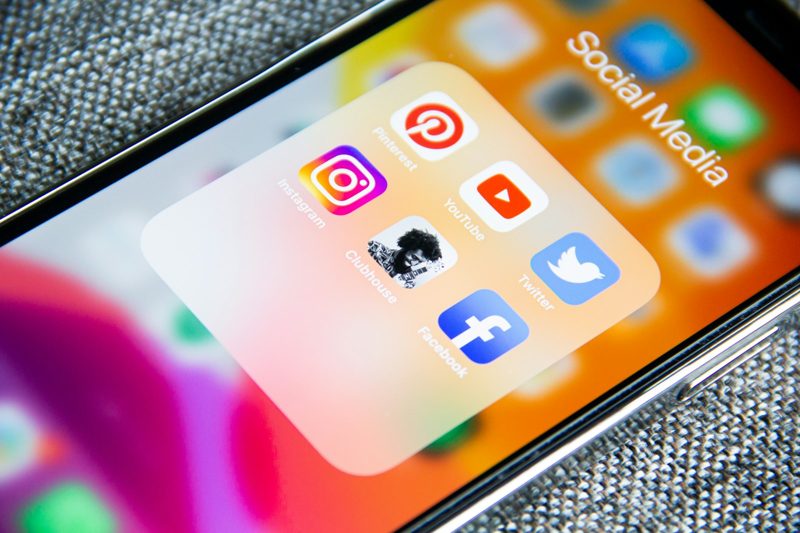 Íconos de redes sociales en un teléfono, plataformas donde los anuncios digitales rinden distinto en 2026