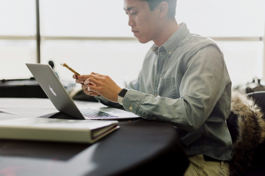 Persona frente a una laptop usando prompts de IA para diagnosticar su negocio