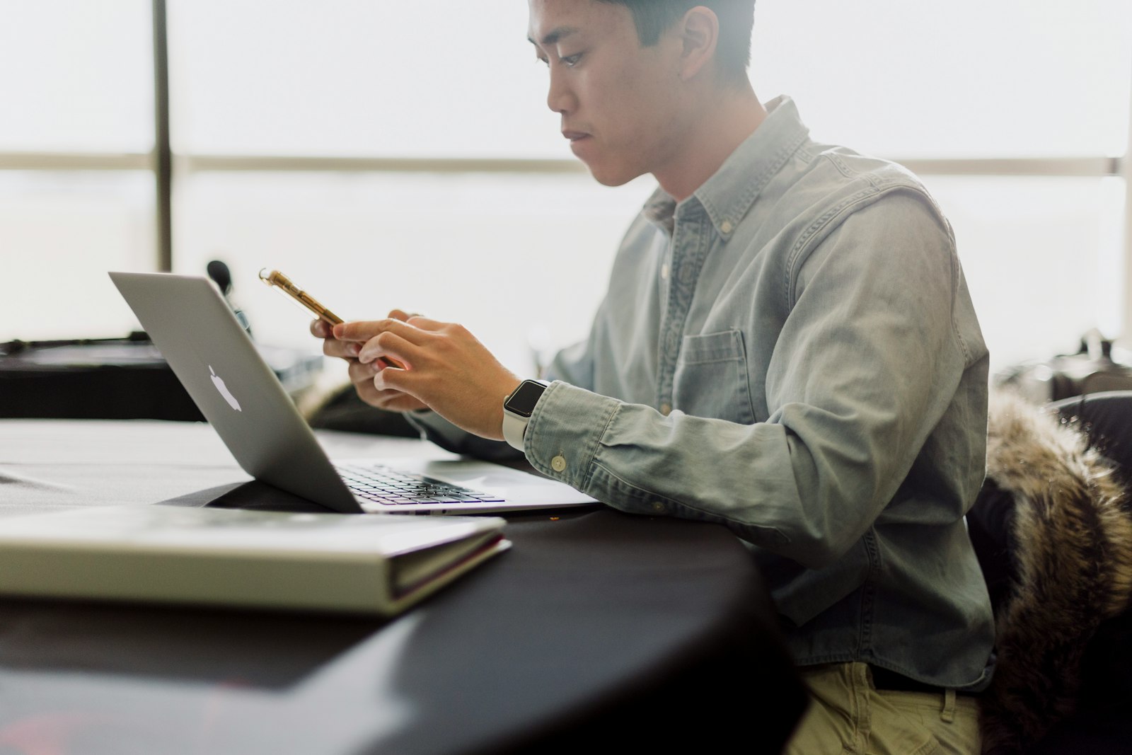Persona frente a una laptop usando prompts de IA para diagnosticar su negocio