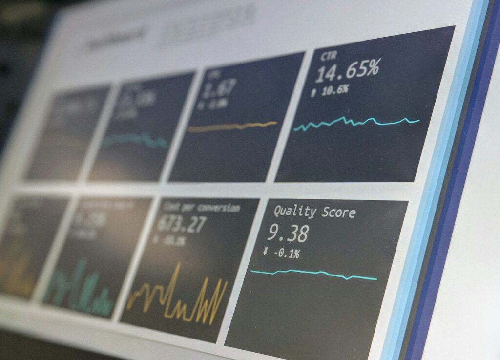 Panel de reportes de datos en una laptop para decidir la inversión en publicidad basada en datos