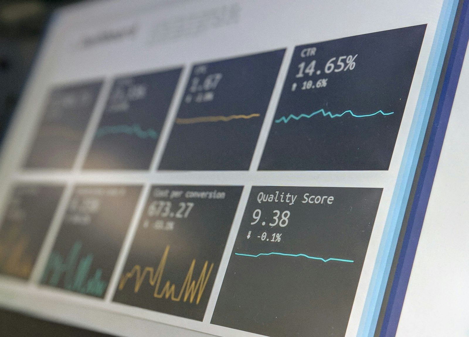 Panel de reportes de datos en una laptop para decidir la inversión en publicidad basada en datos