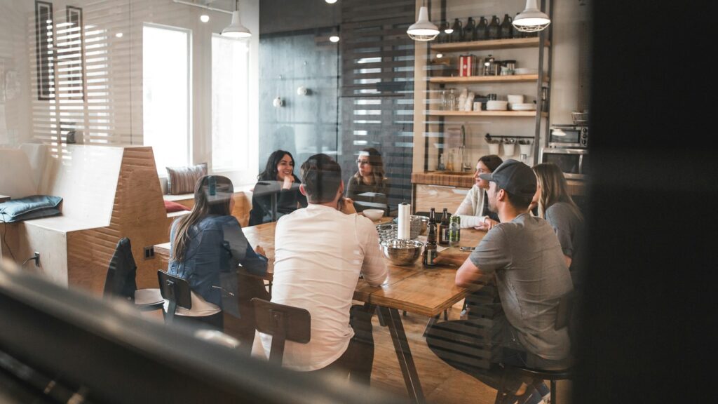 Equipo reunido en una sala de trabajo colaborativo, representando la alineación de marketing y ventas con RevOps