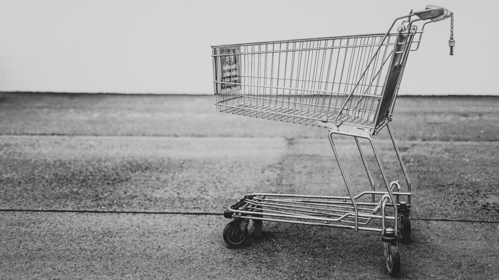 Carrito de compras gris, símbolo del retargeting automatizado para recuperar a quienes dejaron una compra pendiente