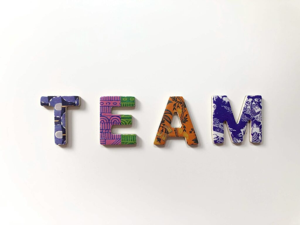 La palabra team formada con letras de colores, símbolo de la alineación de equipos en Revenue Operations