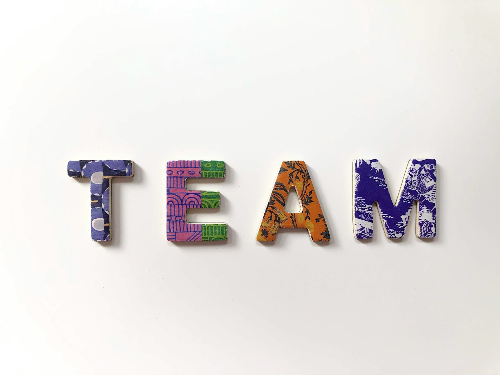La palabra team formada con letras de colores, símbolo de la alineación de equipos en Revenue Operations